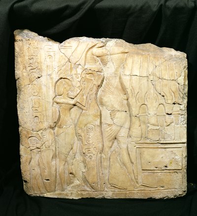 Relieffragment, das Echnaton, gefolgt von Nofretete und Meritaten vor einem Opfertisch darstellt, Neues Reich von Egyptian 18th Dynasty